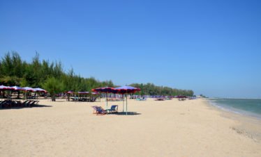 furniture-on-cha-am-beach-thailand-64925195