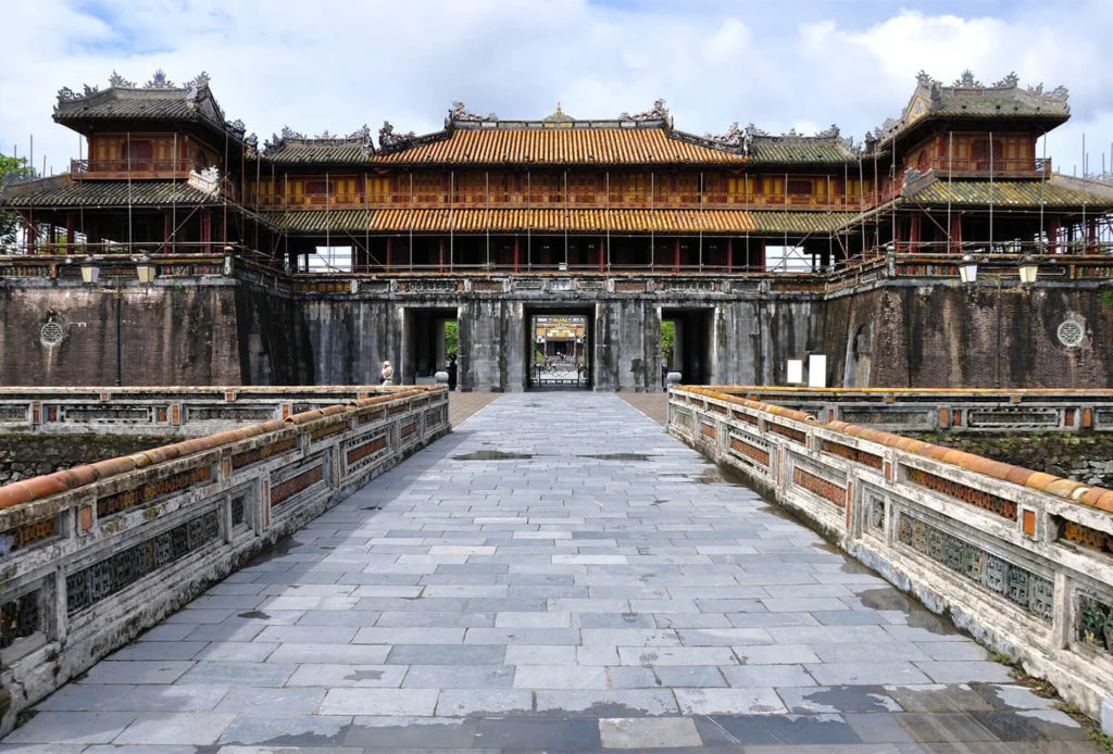 gate-to-the-citadel-of-hue-vietnam-28789679