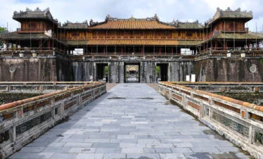 gate-to-the-citadel-of-hue-vietnam-28789679