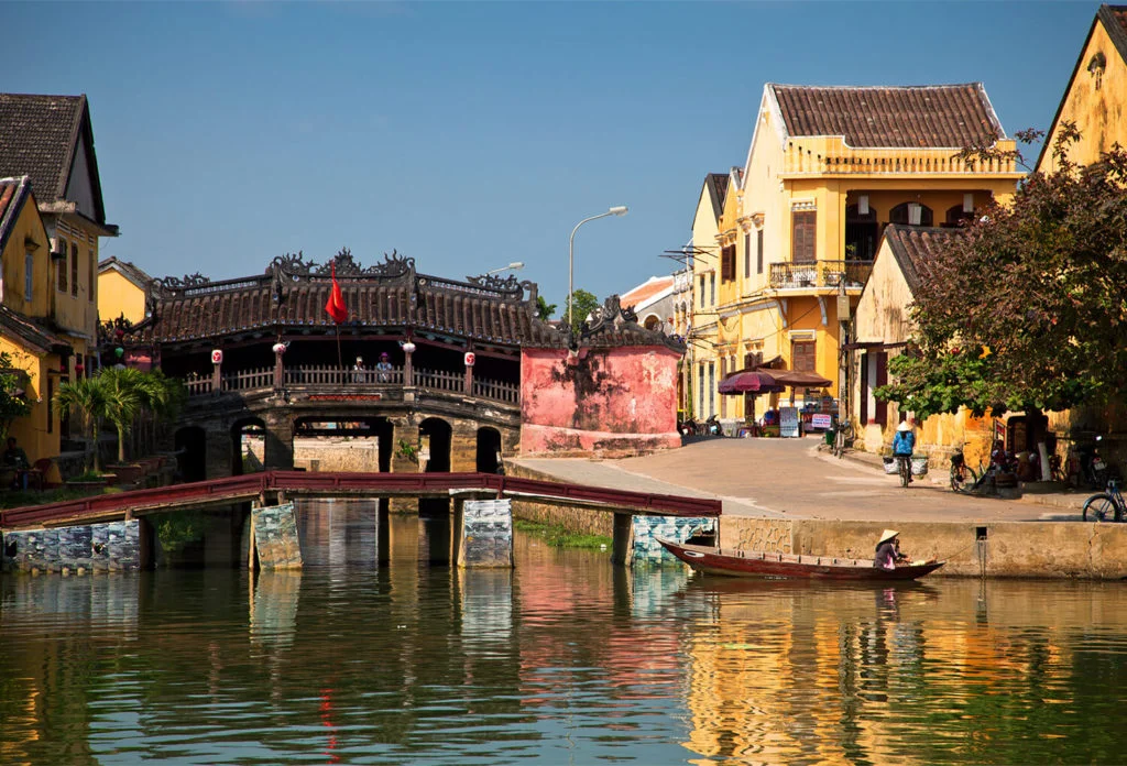 japanese-bridge-at-hoi-an-vietnam-22156459