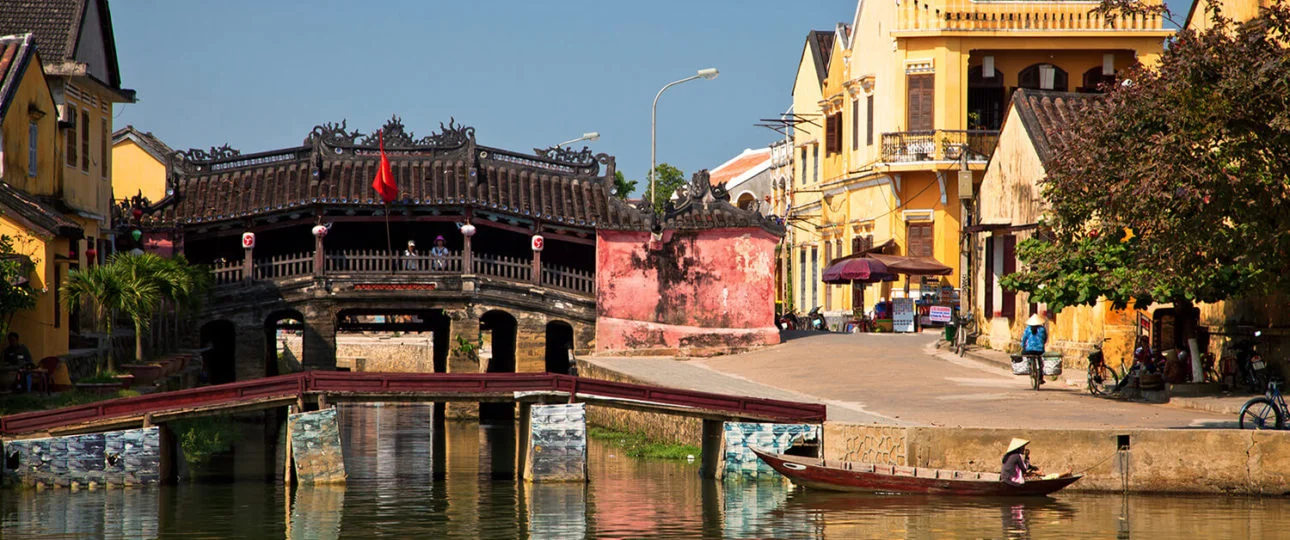 japanese-bridge-at-hoi-an-vietnam-22156459