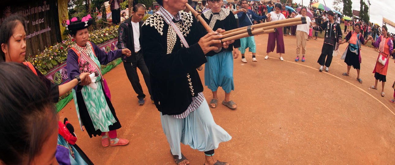 lisu-hill-tribe-traditional-dancing-in-thailand-59041102