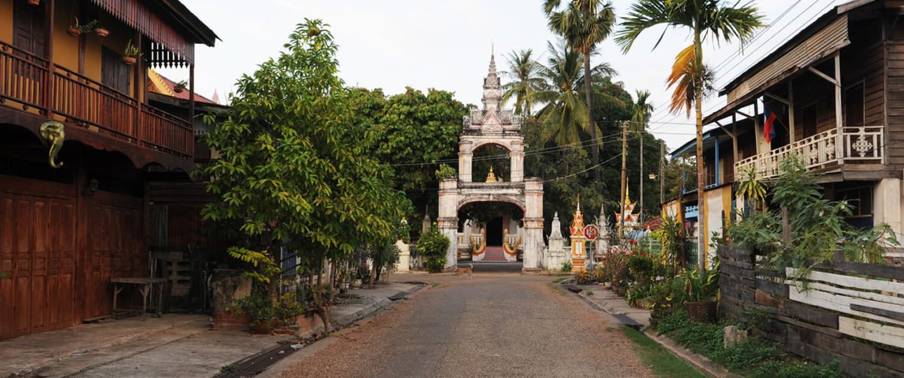 wat-sainyaphum-monastery-and-colonial-houses-at-savannakhet-laos-28527498